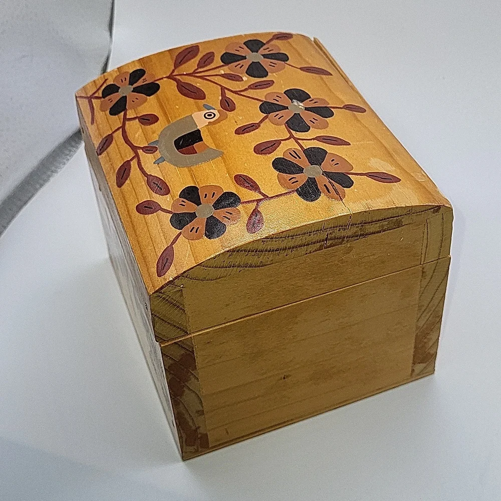 EL Salvador Crafts Trinket Box. Handmade